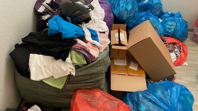 黄国财将新年前进的衣服全都囤放在家中，如今看著一包包的衣服都不懂如何是好。