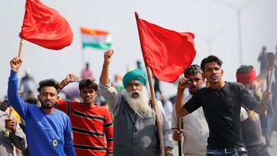 印度农民抗议农业改革的示威行动持续，数以千计农民“快闪”堵塞全国多地的高速公路。 (照片：路透社)