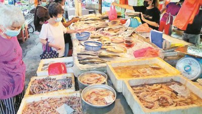 尽管部分渔获短缺，但今年华人新年海产价格涨幅不大，价格跟往年相比更是低于10至20%。