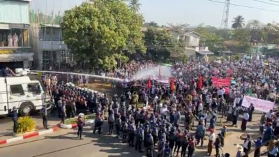 缅甸周二再有民众走上街头，抗议军方发动政变，期间警方在勃固省街头，利用水炮车向示威人群发射水炮，场面紧张。而当天有一名妇女的头部中弹受伤，目前情况并不乐观。（路透社）