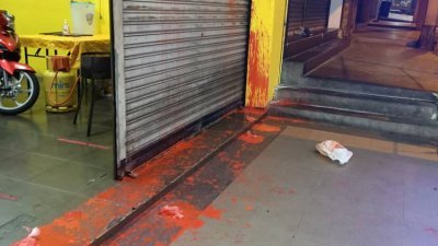 阿兹占的餐馆门口遭泼红漆。（受访者提供）