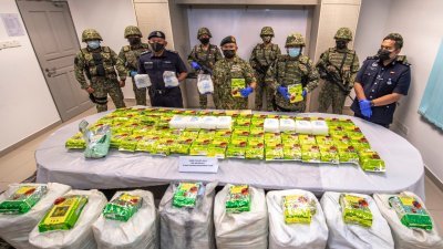 武装部队第8旅指挥官扎姆沙里（中）在巴西马警区召开记者会，并向媒体展示巡逻队所起获的402公斤的冰毒。