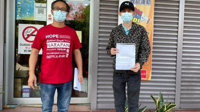 欧威俊（左2）出示报案书，向刘志俍（左）求助，希望大耳窿停止骚扰他和家人。