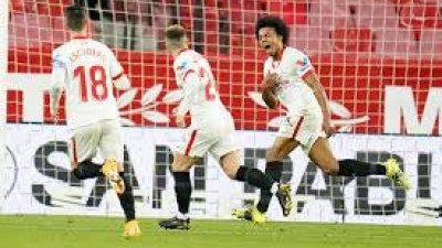 塞维利亚后卫孔德（右）在主场攻破巴塞罗那的球门后，激情地庆祝。