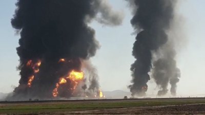 距离阿富汗赫拉特市约120公里的伊斯兰堡，于上周六发生大火事故，导致300辆油罐车爆炸，至少500辆汽车遭到烧毁。图为爆炸事故现场，只见滚滚浓烟正不断窜出，情况骇人。（路透社）