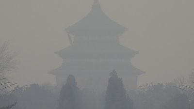 农历新年期间，中国多地出现空气污染，其中共有61个城市发布橙色预警。图为北京天坛祈年殿于上周六在雾霾中若隐若现，该市当天的空气质量达重度污染级别。