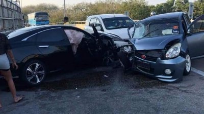 女司机逆向行驶撞击一辆摩哆，2辆轿车闪避不及，导致3辆轿车撞在一起。