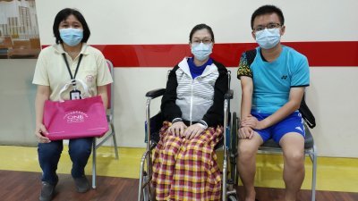 胡文汉（左3起）和杨燕琦经已把女婴医疗费筹款事项交由大山脚瑶池金母慈善基金会处理，左为代表探访者廖丽宁。