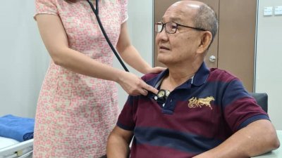 郑惠蔙（左）注重老年人在新冠肺炎疫情期间的心灵健康。