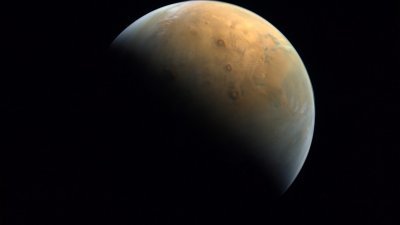 阿联酋太空署周日公布“希望号”在火星上空拍摄到的首张照片，照片中可清楚看见火星上最大的火山奥林匹斯山。（路透社）