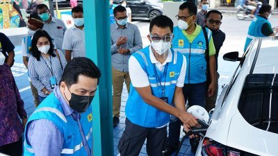 印尼国企部部长托希尔（左1）上月2日在巴厘岛视察电动车充电站设施，他表示，将积极与电动车大厂特斯拉洽谈合作，推动印尼电动车产业。（印尼国营事业部/中央社）