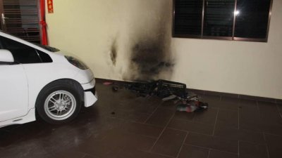 汽油弹被抛在住家前的墙壁处，导致受害者住家的鞋架被烧毁。