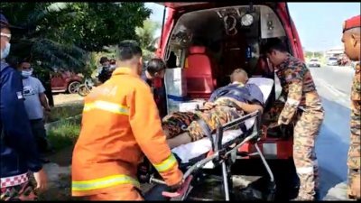 中暑晕倒的消拯员在同僚的协助下，被抬上救伤车送往医院治疗。