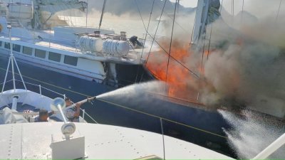 游艇在浮罗交怡海域著火，海事救援队伍积极展开救火工作。