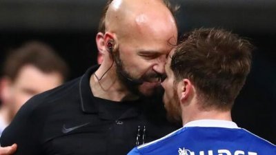 英格兰裁判德雷斯戴（左）在执法时与伊普斯维奇的球员头顶头对峙，还口出脏话，遭遇英格兰足总处罚，将无缘执法本周末的英冠比赛。