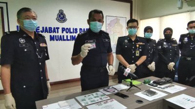 苏里兹米（左2）在记者会上展示警方在“特别毒巢行动”所充公的毒品，左起是古大洲及李俊伟（译音）。