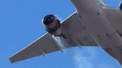 美国联合航空328航班波音777-200客机的右引擎爆炸。（图取自路透社）
