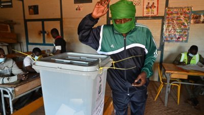 非洲国家尼日尔在周日举行总统大选第二回合投票。这次选举希望能为这个政变频仍的国家，带来第一次民主的权力移转。-路透社-