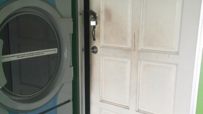 洗衣店职员室的木门以及锁头被撬开。