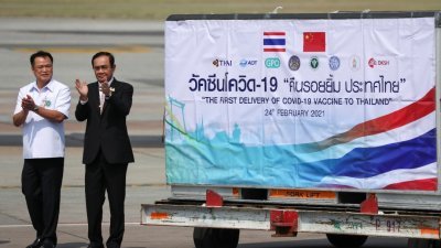 泰国首相巴育（右）及卫生部长阿努廷周三在曼谷素万纳普国际机场停机坪，为刚运抵的科兴新冠疫苗鼓掌。（路透社）