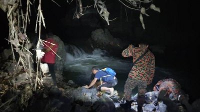 消拯局人员在山区瀑布救出脚部抽筋的男子。