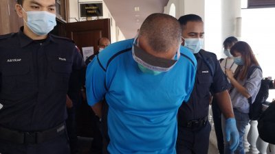 逃过死罪的被告莫哈末菲祖被（左2）被警员带离法庭。