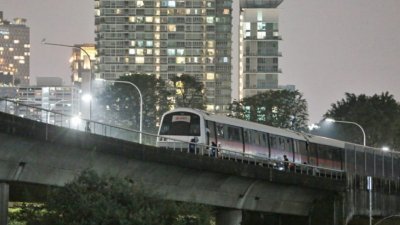 新加坡加冷地铁站附近发生列车撞死人事件，死者证实是一名31岁男子。