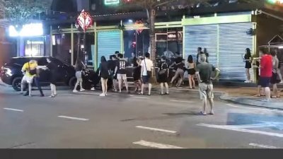 多名华裔男子在餐馆外斗殴，过程被路人拍下。（照片取自网络）