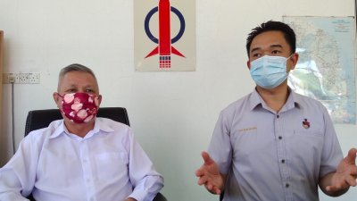叶耀荣（左起）及张聒翔呼吁万茂新村商店业者若对调整的租金不满，可寻求他们协助向森州政府作出上诉。