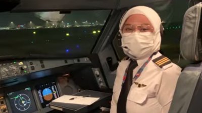 副机长诺华依希达亚（Nur Waie Hidayah）是我国首名参与疫苗运输的女机组人员。
