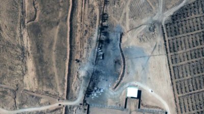 卫星图像显示，与伊拉克边境、位于叙利亚境内的一处亲伊朗民兵组织驻地设施在遭美军空袭后，焦黑一遍。（路透社）