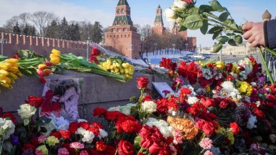 反对派支持者上周六，在莫斯科纪念已故反对派领袖涅姆佐夫的地点，置放上无数的鲜花，借此表达悼念。涅姆佐夫于2015年在莫斯科市中心，遭身份不明人员枪击身亡。（路透社)