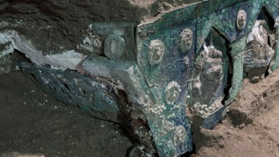考古学家在意大利古城庞培附近，挖掘出一辆古罗马四轮战车，外型华丽，几乎完好无损。（意大利文化遗产与活动和旅游部/路透社）