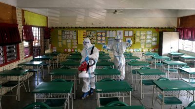 巴生班达马兰再也一所宗教学校在开课前，展开消毒工作，做足一切防疫所需，迎接明日的开课。