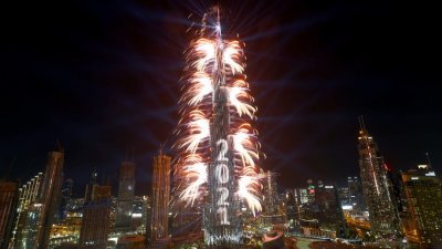 位于阿联酋迪拜的全球最高建筑哈利法塔，绽放2021新年烟火秀，与民众共同迎接新年；然而许多涌入广场的民众，并未遵守当局的防疫规定。（路透社）