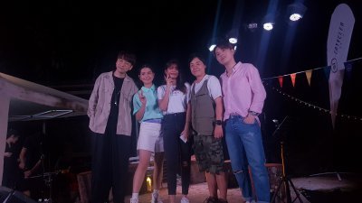 郭文翰（左起）、颜慧萍、李佩玲、赵洁莹以及刘界辉在跨年夜举办了一场以露营为主题的户外不插电音乐会。