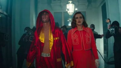 小贾斯汀在跨年演唱会上首都公开了新歌《Anyone》的MV，他在其中饰演拳击选手，与女星佐伊达奇有激情吻戏。