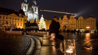 捷克民众3日在布拉格市中心，用玻璃啤酒杯排成长龙、并在里面插上点燃的蜡烛，对政府规定的防疫措施表达抗议。