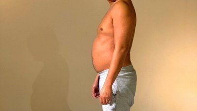 张建声日前在自己的IG上分享了自己的“大肚腩”照，向大家汇报他为新角色增肥的进度。