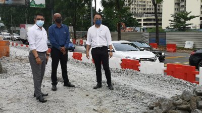 魏子森（右）与杜进良（左起）和拉詹德兰巡视道路加固工程，并向媒体汇报工程进展。