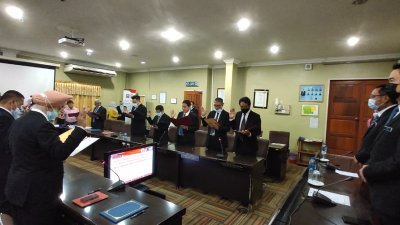 张聒翔（前排右起）及莫哈末法依扎见证22位县议员宣誓就职。