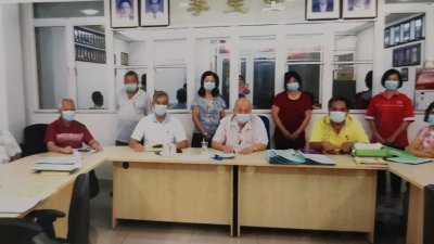 刘诞金（坐者左起）、刘绍芳、李业苏、陈振贤、陈雅焕、谢锦绣呼吁符合资格的会员尽快申请新春红包。