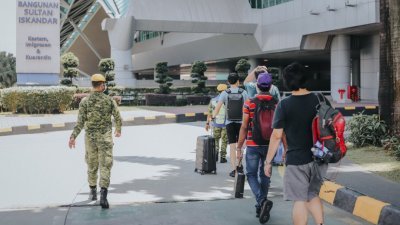 马来西亚驻新加坡最高专员署发布文告，宣布从本月11日起，所有持新加坡永久居留准证（PR）的大马客工获准能透过周期性通勤安排（PCA）申请回马。