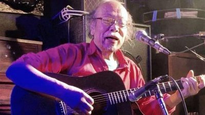 日本民谣歌手南正人7日晚间在音乐餐厅表演时，在台上15分钟后突然倒地，被紧急送往医院抢救后仍宣告不治，享年76岁。