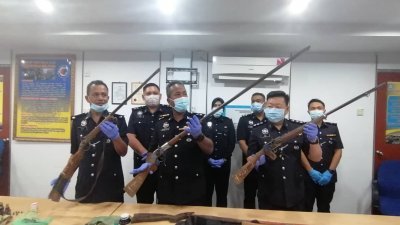 沙乌迪、山苏丁及杜荣山展示华玲县警方所起获的自制长枪。