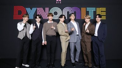 韩国人气男团BTS第4张韩语正规专辑卖出64.6万张成为美国最高销量实体专辑，首支英文单曲《Dynamite》更在最畅销数码单曲榜上勇夺冠军。