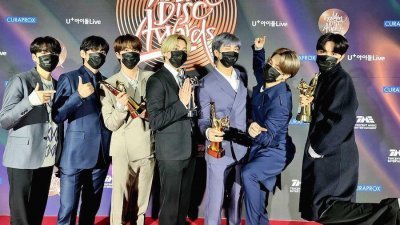 BTS在10日举行的《第35届金唱片奖》的唱片部门颁奖礼上勇夺“专辑本赏”、全球粉丝票选的“人气赏”及最高荣誉的“大赏”，成最大赢家。