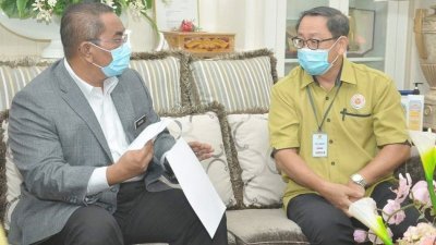 州务大臣沙努西（左）和锺福来（右）针对华社多项课题取得共识。