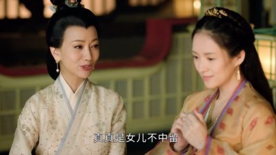 继章子怡被酸硬扮少女后，饰演她妈妈的赵雅芝，也被批评演技差，还被嫌扮相老到可以演她奶奶。