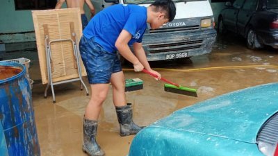 萧贺谦从吉隆坡赶到到彭亨，协助受灾同学清理家园。